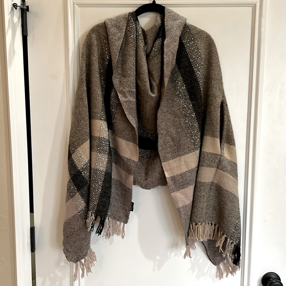 Madewell women’s cape scarf. One size fits all. Black & tan plaid.